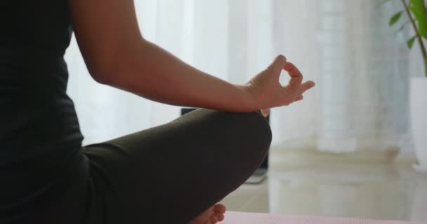 Online Yoga Öğreten Kadının Ilk Adımı Evde Oturma Odasında Spor — Stok video