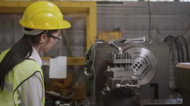 Asyalı profesyonel makine mühendisi ya da gözlük takan operasyon kadını güvenlik atölye metal torna fabrikasında çalışıyor ağır sanayi işçisi kadın.