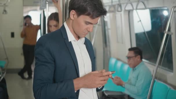 Cerca Hombre Negocios Pie Asiento Utilizando Teléfono Inteligente Moderno Para — Vídeo de stock