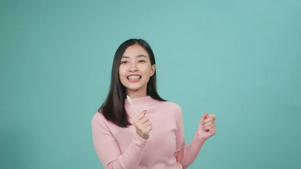 Asyalı Genç Güzel Bir Kadın Gülümsüyor Diş Fırçalarken Müzik Dinliyor — Stok fotoğraf