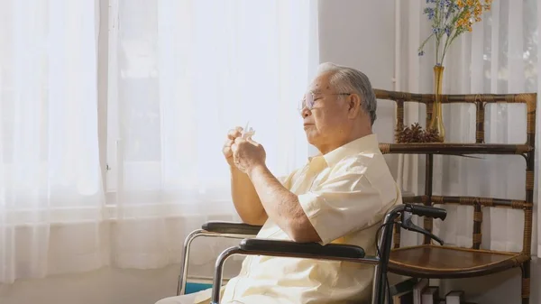 Handicapés Patient Âgé Assis Sur Fauteuil Roulant Seul Regarder Par — Photo