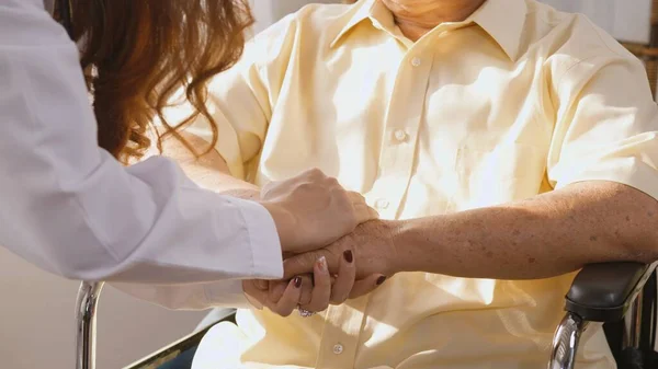 Kvinnlig Sjuksköterska Läkare Bära Vit Uniform Hålla Hand Patient Senior — Stockfoto