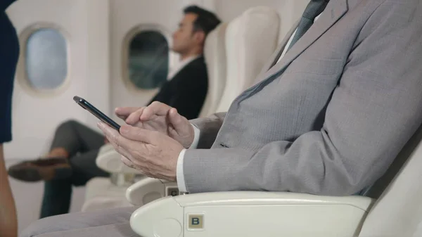 Glücklicher Geschäftsmann Mit Wifi Sms Oder Handy Spielen Flugzeug Sitzt — Stockfoto