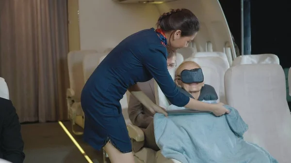 Glückliche Stewardess Die Sich Erwachsene Geschäftsfrau Stewardess Oder Stewardess Kümmert — Stockfoto
