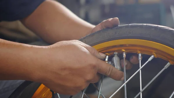 오토바이 인플레이션 오토바이 타이어 타이어 검사한다 — 스톡 사진