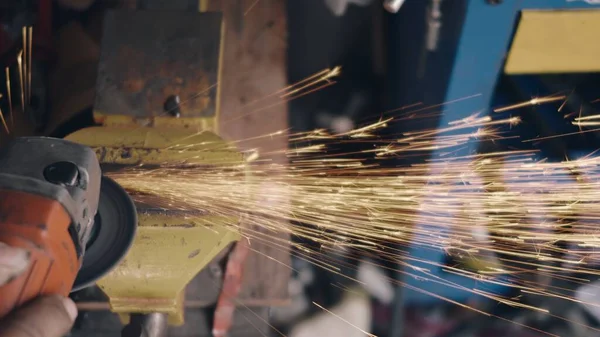 Hombre Trabajador Que Utiliza Herramienta Eléctrica Rueda Que Muele Que — Foto de Stock