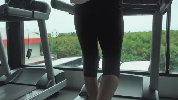 체육관에서 아침에 머신에서 달리는 심장외과에서 운동하는 신는다 — 비디오