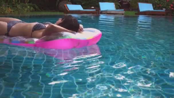 Ázsiai Gyönyörű Fiatal Bikini Pihentető Felfújható Levegő Matrac Medence Egy — Stock videók