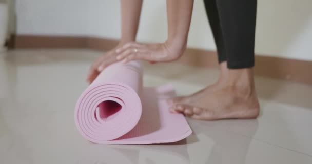 Mujer Rodando Estera Yoga Rosa Antes Después Preparación Del Deporte — Vídeo de stock