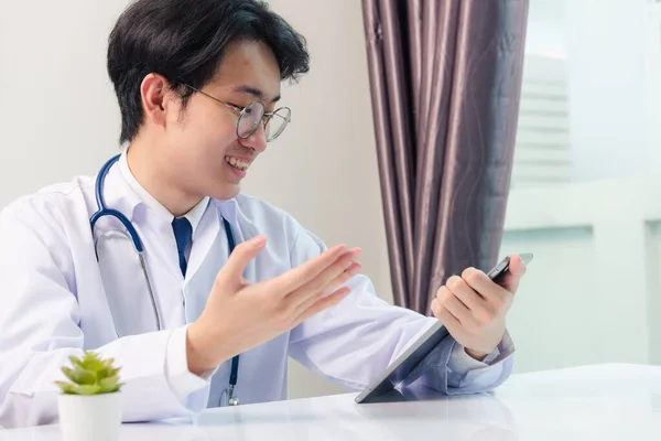 Szczęśliwy Azji Młody Lekarz Przystojny Mężczyzna Uśmiech Okulary Używać Nowoczesny — Zdjęcie stockowe