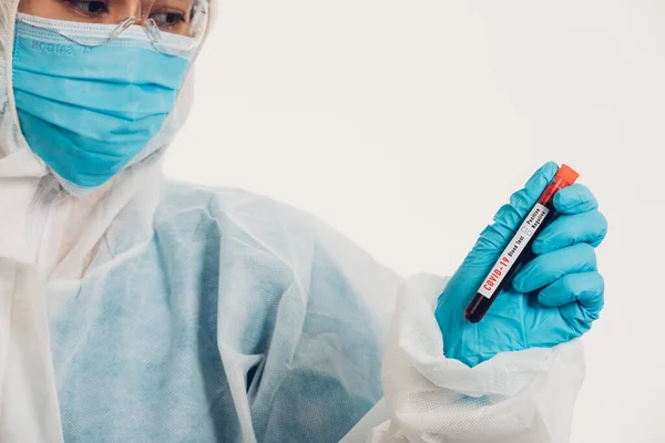 Ppe Üniformalı Tıp Bilimcileri Coronavirus Test Tüpü Taşıyan Bir Maske — Stok fotoğraf