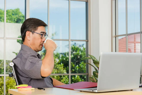 Asiatique Cadre Supérieur Homme Affaires Assis Sur Bureau Avec Son — Photo