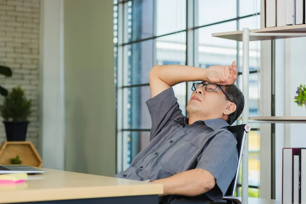 Hombre Negocios Asiático Cansado Sobrecargado Trabajo Que Relaja Con Los —  Fotos de Stock