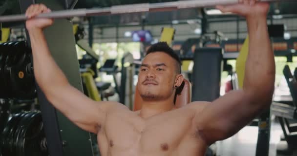 Gespierde Man Die Traint Voor Triceps Duw Gewichtheffen Naar Beneden — Stockvideo