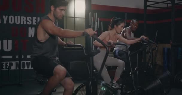 Junge Gruppe Fit Beim Cardio Cycling Auf Air Bike Cross — Stockvideo