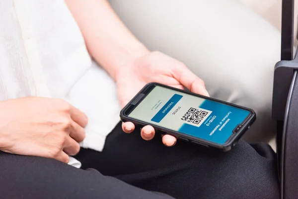 Impfpass Reisende Mit Gesundheitspass Oder Impfpass Auf Smartphone App Flughafen — Stockfoto