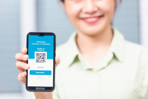 Impfpass Lächelnde Reisende Mit Gesundheitspass Und Impfpass Auf Smartphone App — Stockfoto