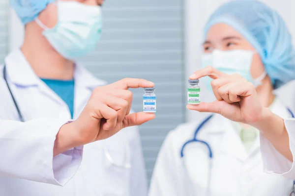 身穿制服的年轻女医生或女科学家 戴口罩 展示头孢病毒疫苗 在实验室拿着Covid 19瓶疫苗的护士 医疗保健和医疗概念 — 图库照片