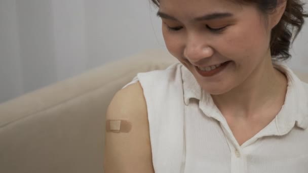 Asiatisk Ung Kvinde Smil Hun Peger Klæbende Gips Armen Hendes – Stock-video