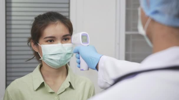 의사는 병원에서의 개념을 환자의 체온을 측정하는 적외선 온도계 — 비디오