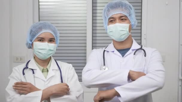 Femme Professionnelle Confiante Médecin Infirmier Homme Sourire Portant Masque Médical — Video