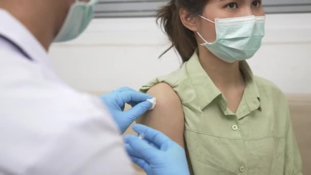 Вакцинация Доктор Человек После Инъекции Коронавируса Вакцины Молодой Женщине Плечо — стоковое видео