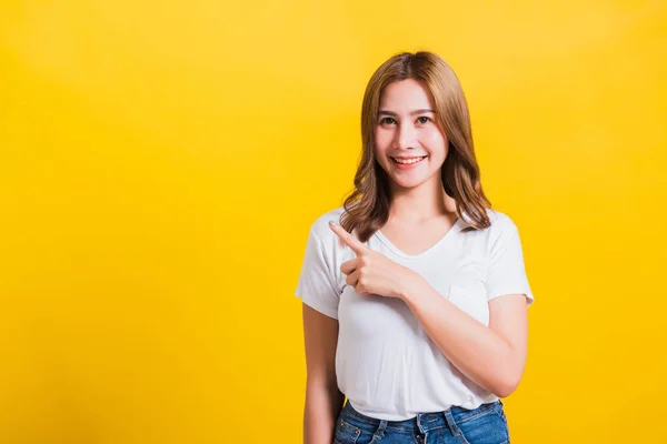 Asiática Tailandesa Feliz Retrato Hermosa Linda Joven Pie Llevar Camiseta — Foto de Stock