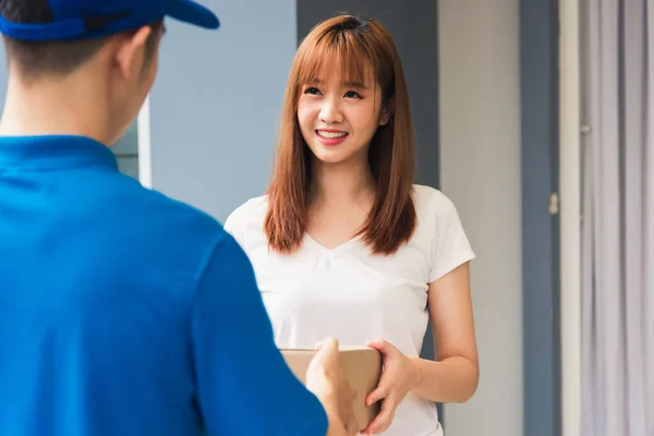 Ásia Jovem Entrega Homem Courier Uniforme Porão Encomendas Correio Caixas — Fotografia de Stock