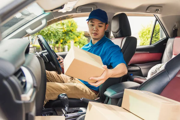 Asiatische Junge Zusteller Kurier Uniform Halten Dokumente Klemmbrett Checkliste Paketpostfächer — Stockfoto