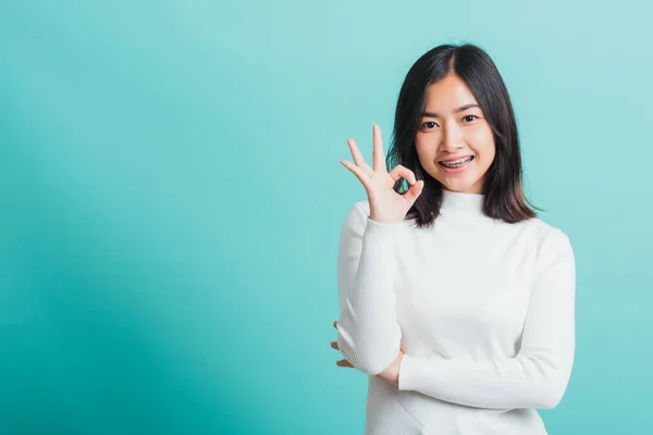 Joven Hermosa Mujer Asiática Sonriendo Mostrando Mano Signo Retrato Femenino —  Fotos de Stock
