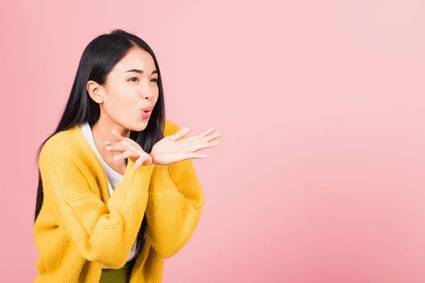 Asiatisch Glücklich Porträt Schöne Süße Junge Frau Teenager Stehend Pustet — Stockfoto