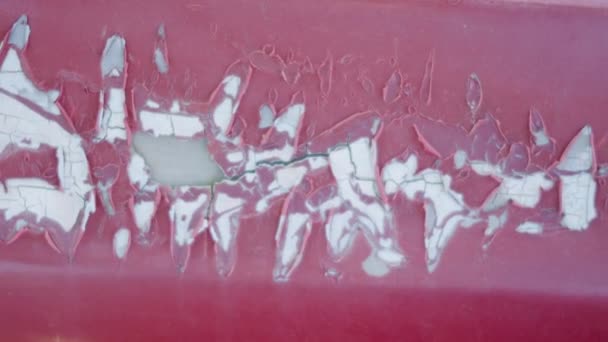 古いボディ車に亀裂剥離塗料赤の色 壊れた錆塗装金属表面テクスチャ — ストック動画