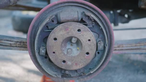 Destruição Casco Enferrujado Mecanismo Freio Tambor Parcialmente Carro Velho Metal — Vídeo de Stock