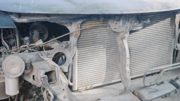 ラジエータカーエンジンの錆びたハルクの残骸部分的に 古い金属放棄された車 — ストック動画