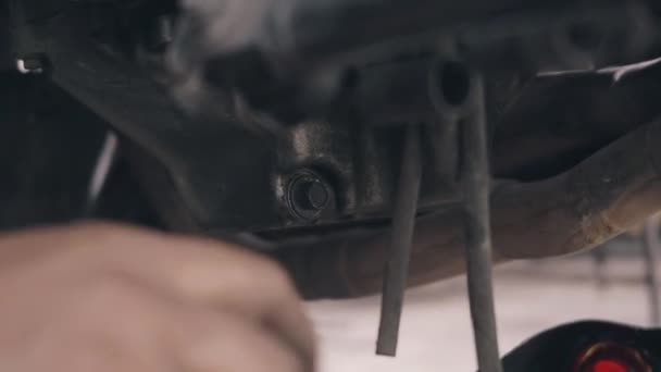 Otomobil Tamircisi Otomobil Tamirhanesinde Bakım Onarım Için Eski Motor Yağını — Stok video