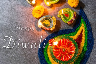 Çamuru kapat Diya 'ya ateş yak ya da arka planda çiçek olan gaz lambası, Hinduizm Rangoli Dekorasyonu, Mutlu bayramlar Deepavali, ya da Diwali Hint festivali konsepti