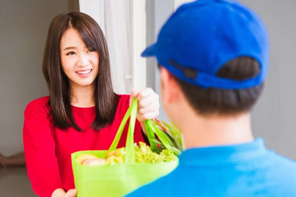 Asiatique Jeune Livreur Uniforme Faisant Service Épicerie Donnant Des Légumes — Photo