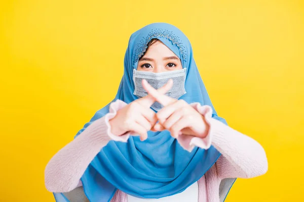 アジアのイスラム教徒のアラブ人 幸せな美しい若い女性の肖像イスラム教の宗教的な摩耗ベールヒジャーブと顔のマスクは 隔離された黄色の標識をX形に交差した指を示していません — ストック写真