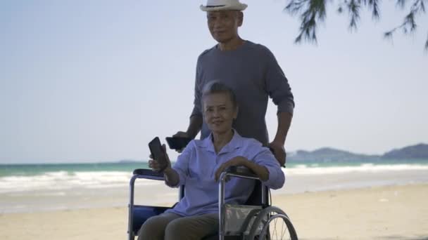 Ευτυχισμένη Ασιάτισσα Ηλικιωμένη Γυναίκα Αναπηρική Καρέκλα Και Σύζυγος Δείχνουν Εμβόλιο — Αρχείο Βίντεο