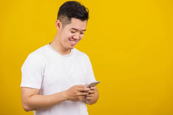 Aziatische Knappe Jongeman Glimlachen Positief Met Behulp Van Smartphone Touch — Stockfoto