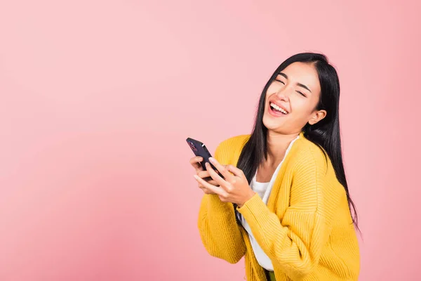 Feliz Asiática Retrato Hermosa Linda Joven Emocionada Riendo Celebración Teléfono — Foto de Stock