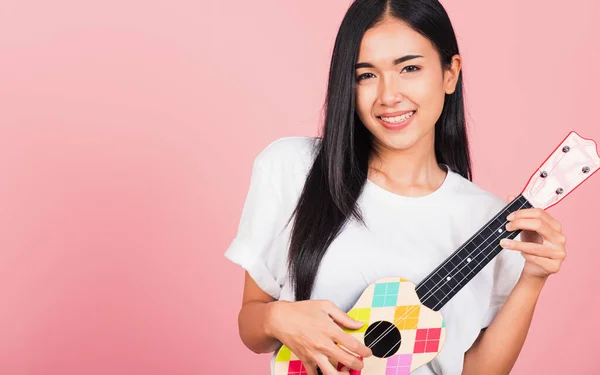 아시아의 아름다운 여성이 어쿠스틱 우쿨렐레 기타를 하와이의 기타를 연주하는 스튜디오 — 스톡 사진