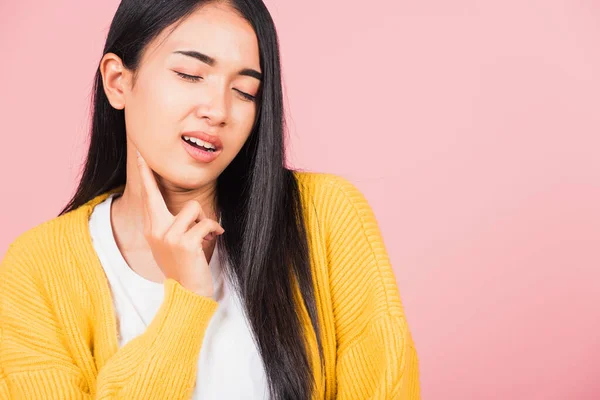 Portret Van Aziatische Mooie Jonge Vrouw Heeft Kin Pijn Vrouwelijke — Stockfoto