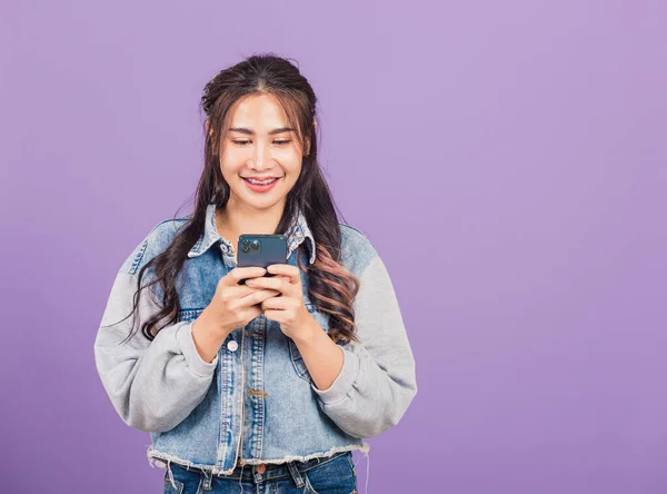 Retrato Mujer Joven Hermosa Asiática Con Confianza Usar Jeans Camisa — Foto de Stock