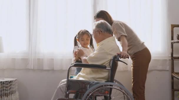 Azjatycki Szczęśliwy Niepełnosprawnych Starszych Osób Wózku Inwalidzkim Córką Wnuczką Uśmiecha — Wideo stockowe