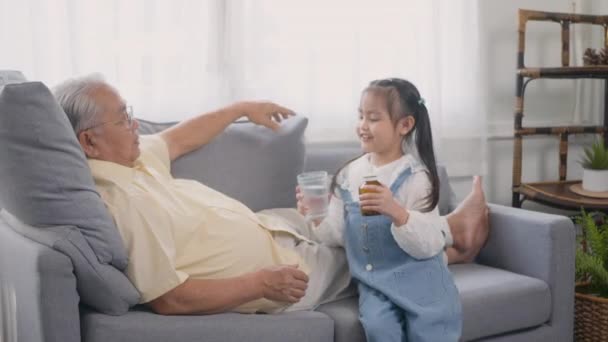 Aziatische Kleindochter Bracht Medicijnen Water Voor Opa Eten Bank Lounge — Stockvideo