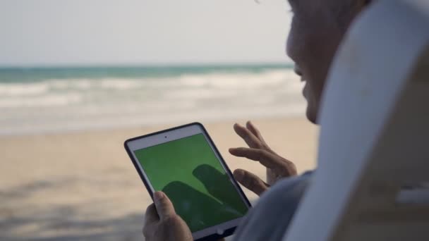 Homme Âgé Assis Sur Des Chaises Profitant Temps Sur Plage — Video