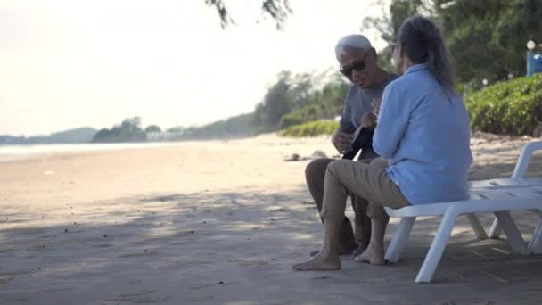 Gelukkig Senior Paar Ontspannen Buiten Zingen Spelen Akoestische Gitaar Het — Stockvideo