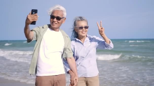 Glad Asiatisk Senior Mand Kvinde Par Smil Tager Selfie Foto – Stock-video