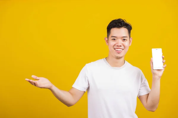 Asiático Guapo Joven Sonriendo Positivo Que Muestra Pantalla Blanco Del — Foto de Stock